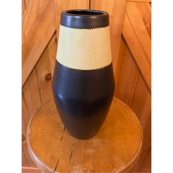 TRIBECA VASE one strip black cream 11.5” tall (8876) - Picture 4 of 8